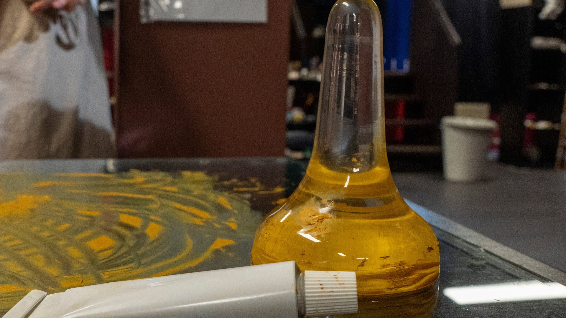 Wie kommt die Ölfarbe in die Tube?