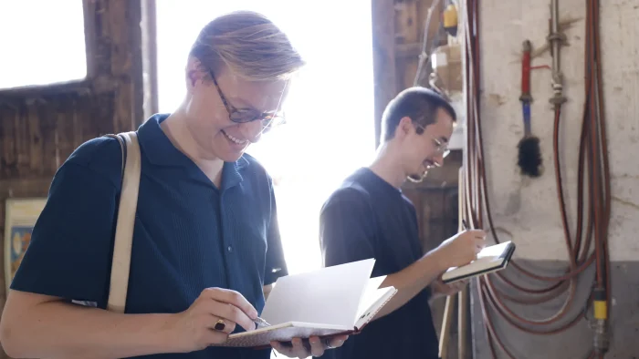 Kreative Kunststudenten bei der Zeichnung im Atelier der Akademie der Schönen Künste.